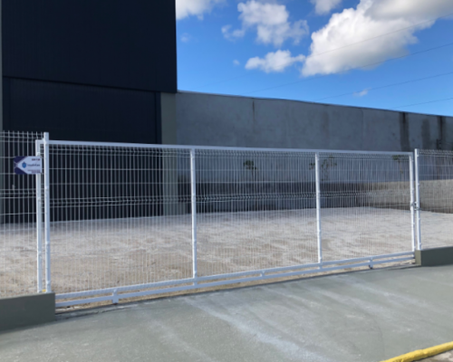 Muro de Gradil Branco com Portão