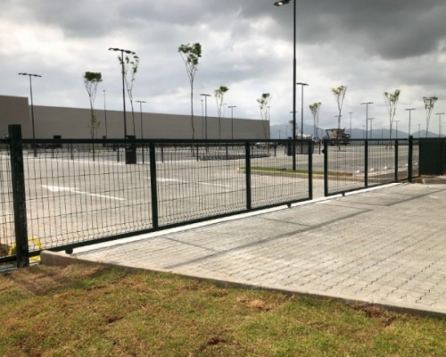 Portão de correr em duas folhas de frente.